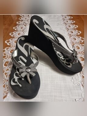 GUESS Y2K Elegant Black and Silver Wedge Sandals Flip Flops With Front Bow Sz 8